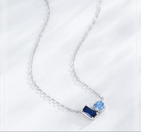 Conjunto de tres piezas de joyería elegante y grácil de plata de ley S925 con pendientes, collar y anillo de zafiro.